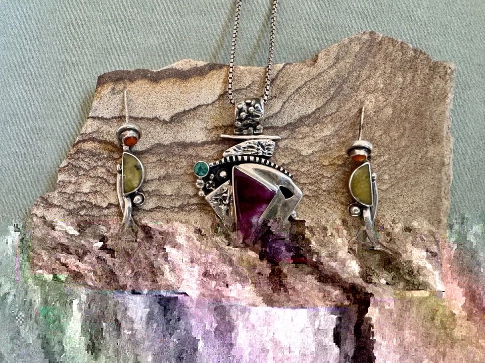 "VICTOR YURIVILCA" STERLING SILVER NECKLACE & EARRINGS MULTI STONES: "VICTOR YURIVILCA" STERLING SILVER NECKLACE & EARRINGS MULTI STONES 2" x 1/1/8" Pendant 30" Sterling Chain ..Earrings are 2 1/4" Tall Total weight 33.37 Grams Throughout the 40 years that I have been 