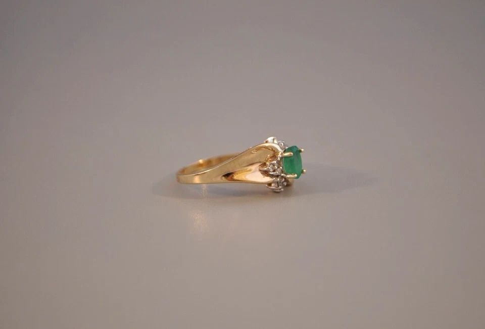 VINTAGE 10K SOLID GOLD NATURAL EMERALD & DIAMOND RING - YELLOW GOLD - SIZE 6.75 (1 of 2)