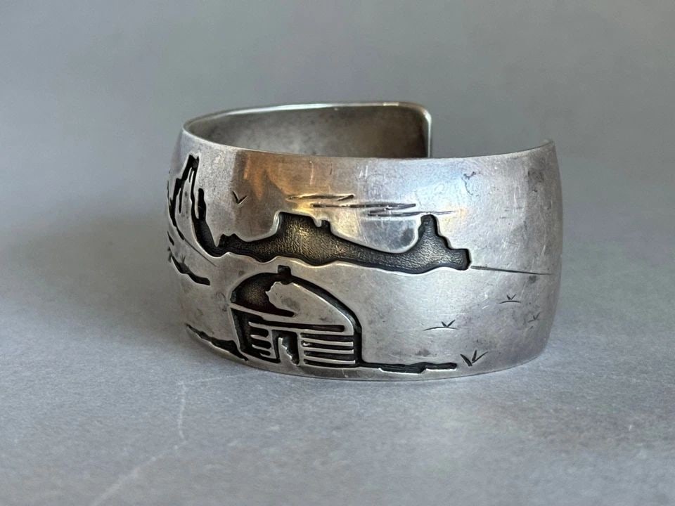 VINTAGE NAVAJO STERLING SILVER STORYTELLER BRACELET SIGNED DM (1 of 2)