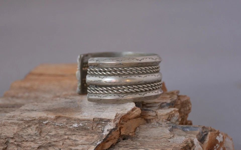 OLD PAWN NAVAJO STERLING SILVER HANDSTAMPED CUFF BRACELET - 1" WIDE - SZ 6 1/4": OLD PAWN NAVAJO STERLING SILVER HANDSTAMPED CUFF BRACELET - 1" WIDE - SZ 6 1/4" This Navajo sterling silver bracelet has 3 handstamped bands alternating with twisted silver. The bracelet is 1" wide. T