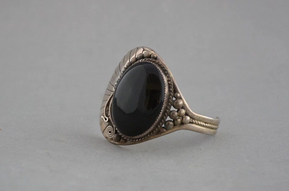 UNIQUE VINTAGE NAVAJO SILVER CUFF BRACELET - LARGE ONYX STONE - 7" - JAMES MASON: UNIQUE VINTAGE NAVAJO SILVER CUFF BRACELET - LARGE ONYX STONE - 7" - JAMES MASON This unique vintage sterling silver bracelet has been expertly crafted by Navajo silversmith James Mason. It has a larg