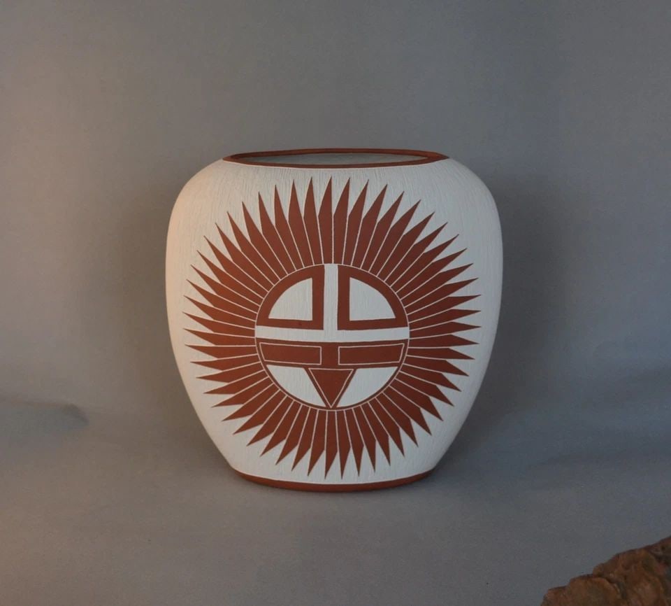 VERNON BERT JOJOLA - ISLETA PUEBLO HANDCRAFTED ETCHED POT - EAGLE, SUN FACE - 8": VERNON BERT JOJOLA - ISLETA PUEBLO HANDCRAFTED ETCHED POT - EAGLE, SUN FACE - 8" This vintage pot has been exquisitely crafted by Isleta Pueblo artists Vernon and Roberta Jojola. It shows a beautifull