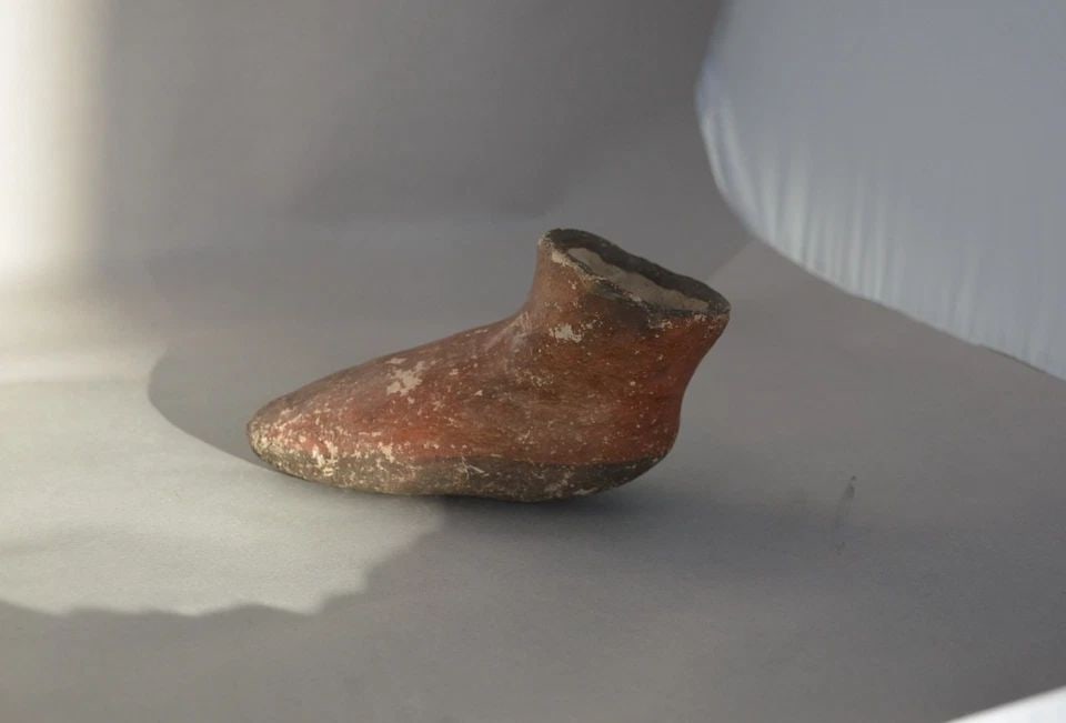 RARE LARGE OLD ZUNI SINGLE MOCCASIN POTTERY SHOE - 6" LONG - CIRCA. PRE 1900 (1 of 2)