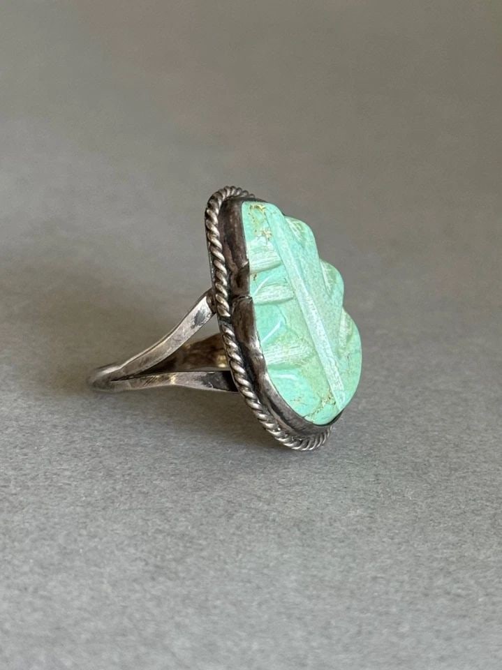 VINTAGE NAVAJO STERLING SILVER WITH CARVED TURQUOISE LEAF RING SIZE 10 1/4 (1 of 2)