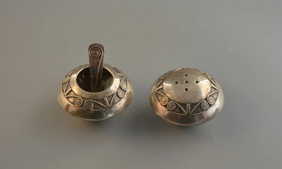 VINTAGE NAVAJO INDIAN STERLING SILVER SALT & PEPPER SHAKER SET SPOON - TIM KEE: VINTAGE NAVAJO INDIAN STERLING SILVER SALT & PEPPER SHAKER SET SPOON - TIM KEE Item Description: This Navajo sterling silver salt & pepper shaker set with spoon has been beautifully crafted with a spi