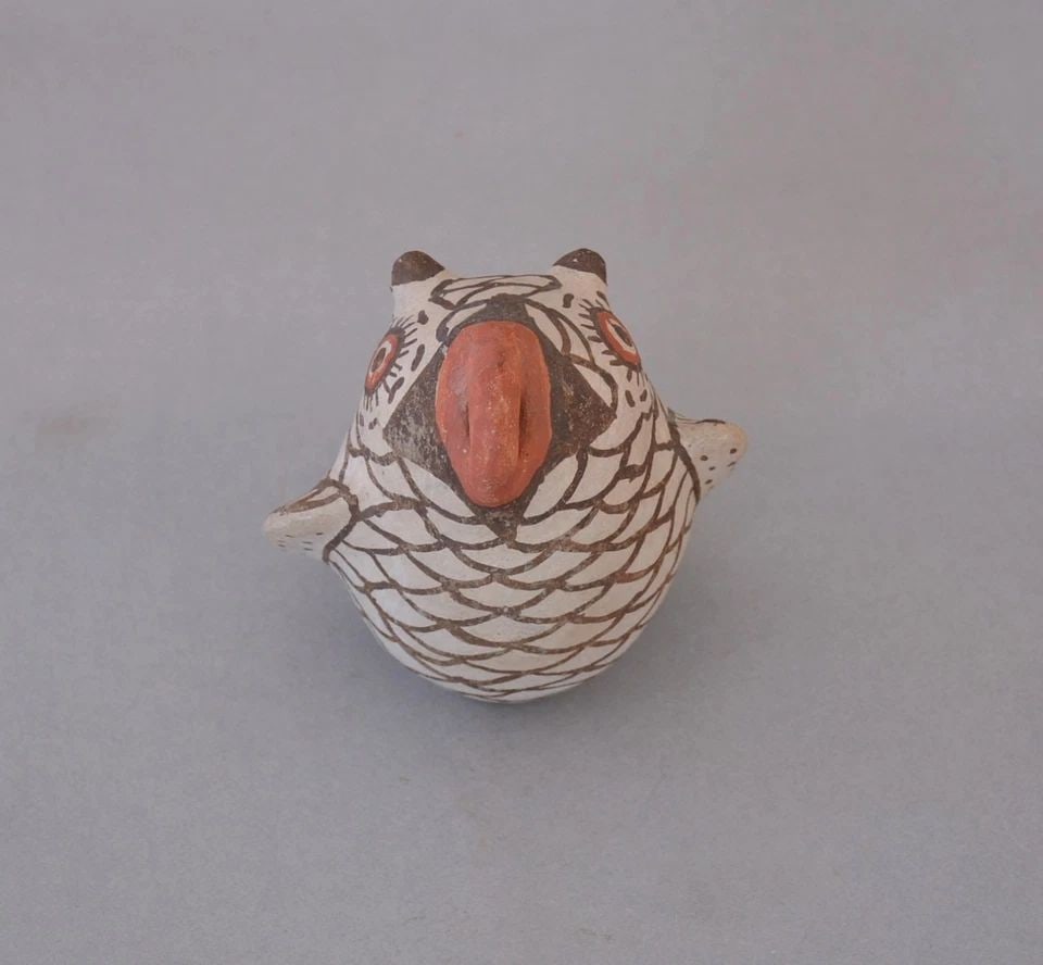 RARE VINTAGE ZUNI OWL POT - 3 3/4" TALL X 3 1/2" ACROSS: RARE VINTAGE ZUNI OWL POT - 3 3/4" TALL X 3 1/2" ACROSS This is a rare old Zuni pottery owl. It is in all very good all original condition. It measures 3 3/4" x 3 1/2".