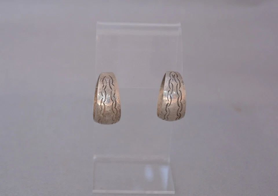 VTG NAVAJO SILVER HANDSTAMPED HOOP EARRINGS - VAUGHNS INDIAN STORE BOX - 1" DROP (1 of 2)