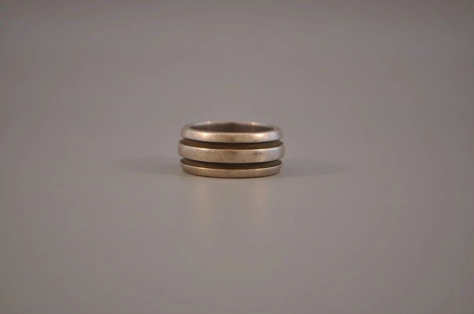 VINTAGE TIFFANY AND CO. 1995 STERLING SILVER RING SIZE 7 (1 of 2)