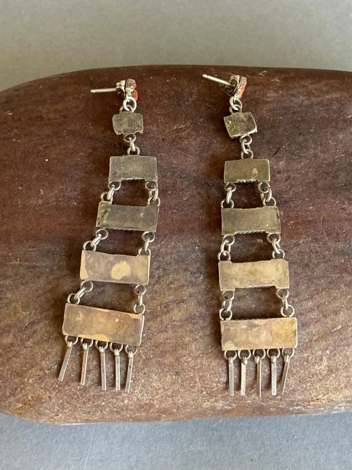 OLD PAWN ZUNI STERLING SILVER WITH CORAL EARRINGS. 3 1/4?? DROP ..NEEDLE POINT ..: OLD PAWN ZUNI STERLING SILVER WITH CORAL EARRINGS. 3 1/4” DROP ..NEEDLE POINT .. Old Pawn Zuni Sterling Silver with Coral Earrings. 3 1/4” Drop ..Needle point ..one stone is there, but a l