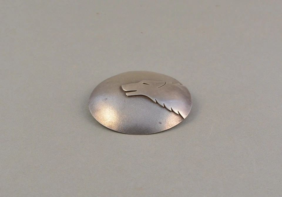 STERLING SILVER HANDCRAFTED CIRCLE PIN - WOLF - HALLMARKED SW DENMARK ENGLAND (1 of 2)
