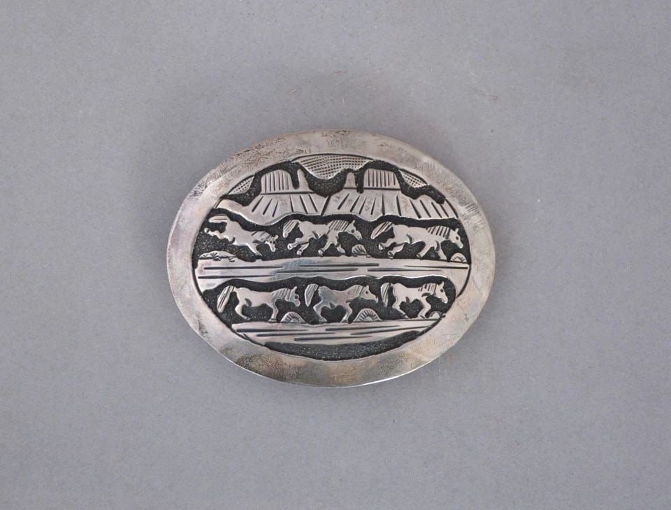 TOM & SYLVIA KEE - NAVAJO SILVER STORYTELLER BELT BUCKLE - RUNNING HORSES MESAS (1 of 2)