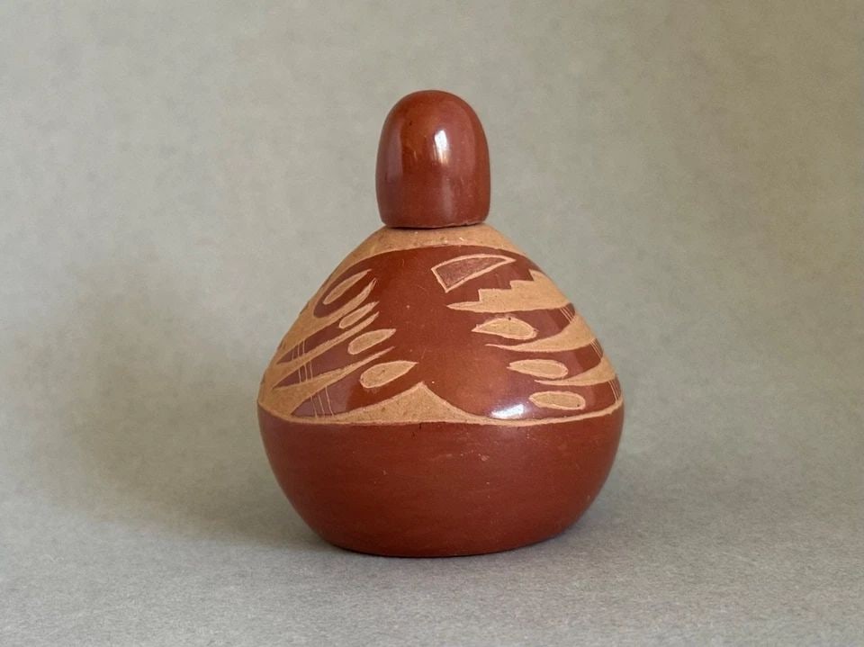 SANTA CLARA PUEBLO CAMILLA SUNFLOWER TAFOYA 1902-1995 MINIATURE SEED POT (1 of 2)