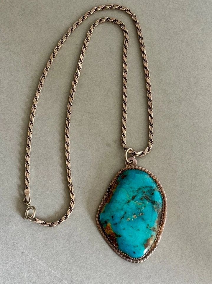 VINTAGE NAVAJO STERLING SILVER WITH LARGE TURQUOISE PENDANT ON STERLING CHAIN (1 of 2)