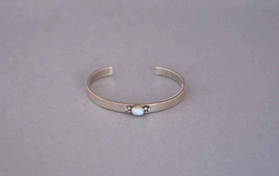 ROBERT LIVINGSTON - STERLING SILVER BRACELET OPAL STONE RAINDROP BEADS - 6 5/8": ROBERT LIVINGSTON - STERLING SILVER BRACELET OPAL STONE RAINDROP BEADS - 6 5/8" This bracelet came out of the inventory of a trading post that closed in Sedona, Arizona. It still has the original tags