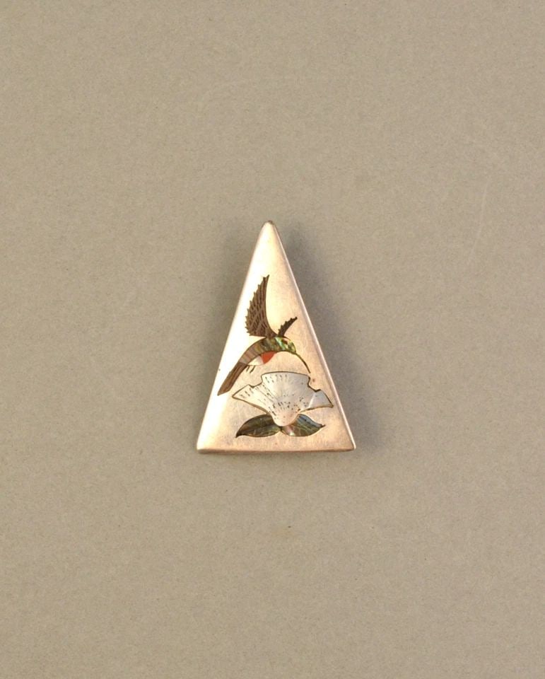 HENRY AND LINDA BARBER - VINTAGE ZUNI SILVER INLAY PIN / PENDANT - HUMMINGBIRD (1 of 2)