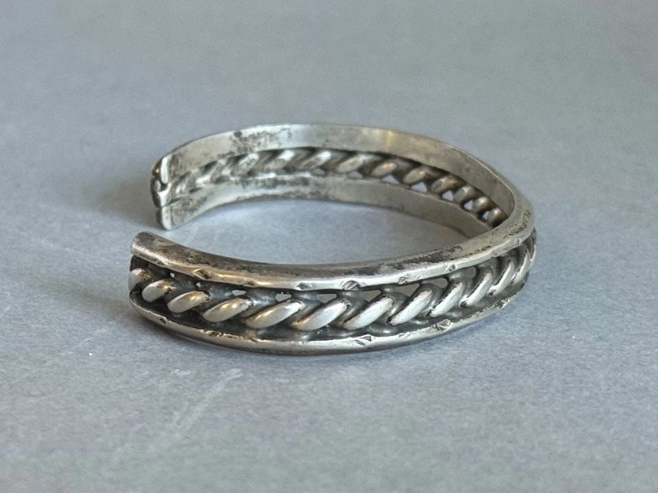OLD PAWN NAVAJO STERLING SILVER BRACELET (1 of 2)