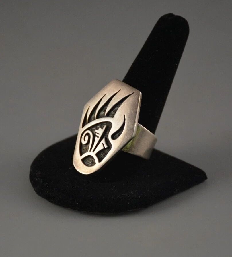 LARGE VTG HOPI STERLING SILVER RING BEAR PAW PRAYER FEATHERS - SIGNED - SZ 13.5 (1 of 2)