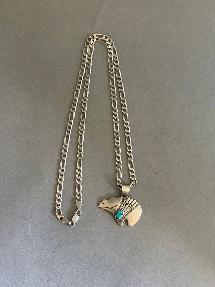 VINTAGE NAVAJO STERLING SILVER W TURQUOISE BEAR PENDANT ON STERLING CHAIN SIGNED (1 of 2)