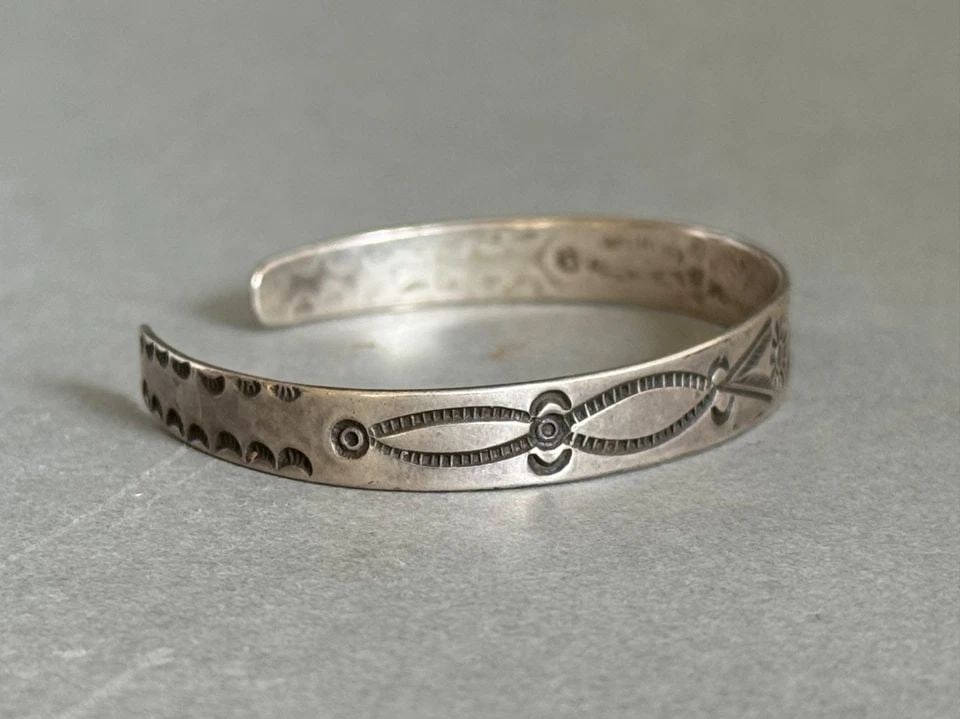 VINTAGE NAVAJO STERLING SILVER HAND STAMPED BRACELET (1 of 2)