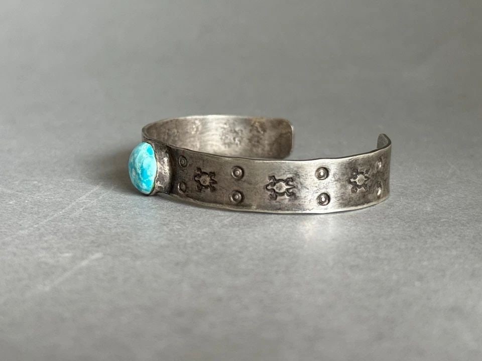 VINTAGE NAVAJO STERLING SILVER AND TURQUOISE TURTLE BRACELET (1 of 2)