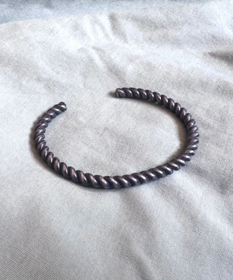 OLD PAWN NAVAJO STERLING SILVER BRACELET TWISTED WIRE: OLD PAWN NAVAJO STERLING SILVER BRACELET TWISTED WIRE 1/8 " Thick ..5 1/2" Inside With a 1 1/8 " Opening ..21 grams Throughout the 40 years that I have been in business, I have purchased jewelry from 