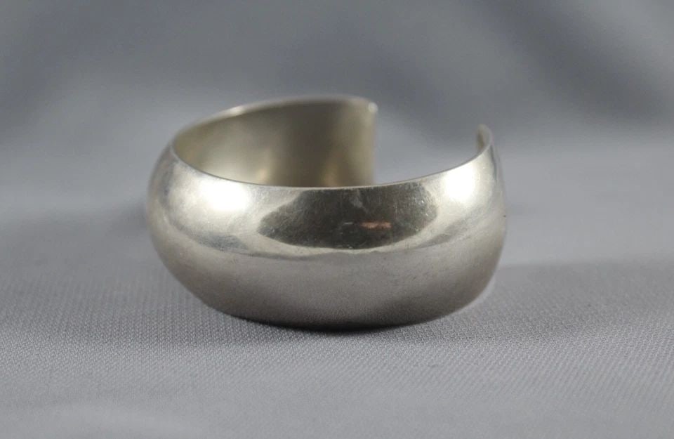 VINTAGE NAVAJO SILVER BRACELET SIGNED C/J (1 of 2)