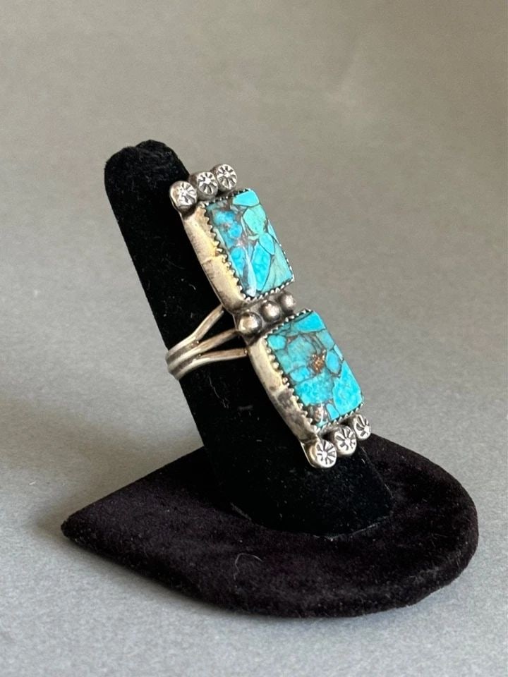 VINTAGE NAVAJO STERLING SILVER AND TURQUOISE RING. SIZE 6 3/4 (1 of 2)