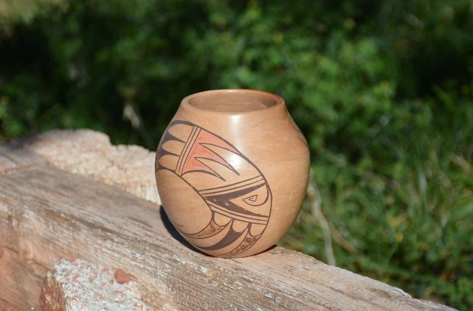 COLLATETA - VINTAGE HOPI POT - POLYCHROME SPIRAL WING DESIGN - 4 1/4" TALL (1 of 2)