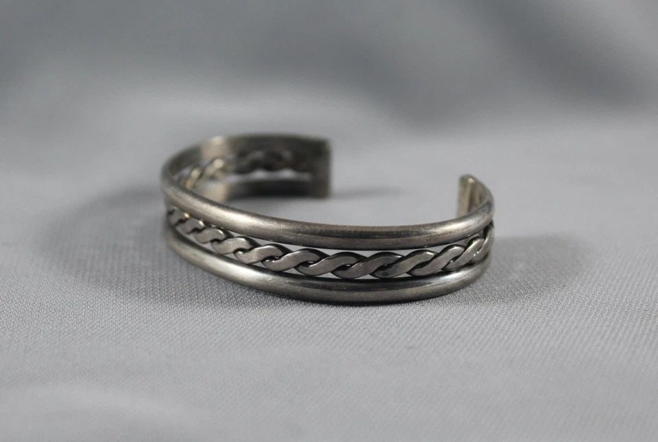 VINTAGE NAVAJO STERLING SILVER BRACELET SIGNED TAHE (1 of 2)