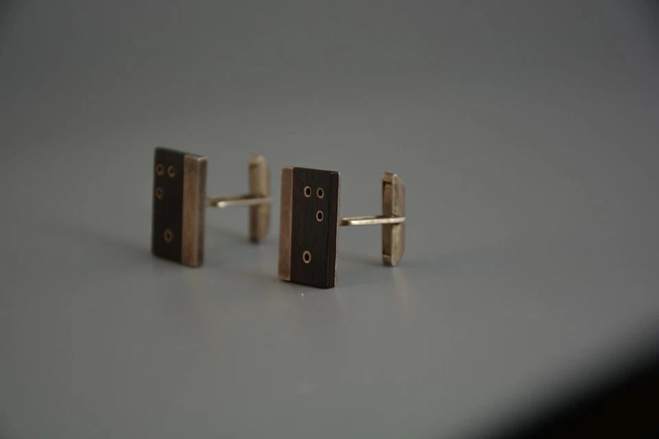VTG MIDCENTURY MODERNIST CUFFLINKS - WOOD SILVER - SIGFREDO PINEDA TAXCO MEXICO: VTG MIDCENTURY MODERNIST CUFFLINKS - WOOD SILVER - SIGFREDO PINEDA TAXCO MEXICO Item Description: This pair of vintage cufflinks have been beautifully crafted of dark wood and sterling silver by Taxco