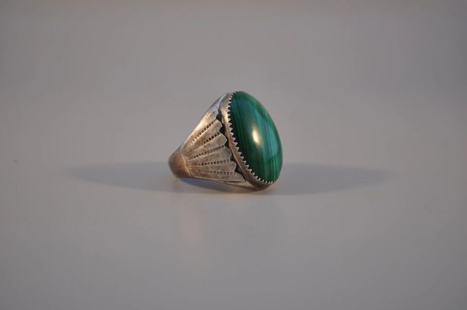 VINTAGE NAVAJO STERLING SILVER RING - LARGE MALACHITE STONE - SIZE 11 3/4: VINTAGE NAVAJO STERLING SILVER RING - LARGE MALACHITE STONE - SIZE 11 3/4 Weight 26.39 Grams . 1" Tall Old Pawn Jewelry dates from the early 1900s to the 1970s. Most of it is not signed because it was