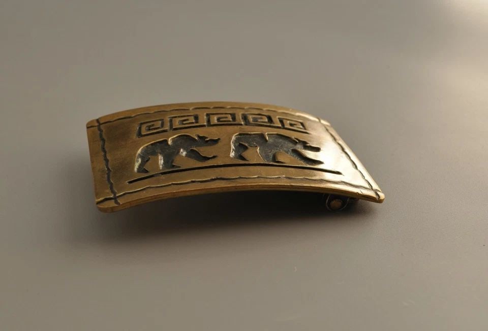 VINTAGE SANTO DOMINGO INDIAN BRASS BELT BUCKLE - 2 BEARS - 3 1/4" X 2: VINTAGE SANTO DOMINGO INDIAN BRASS BELT BUCKLE - 2 BEARS - 3 1/4" X 2 Item Description: This vintage Santo Domingo Indian belt buckle has a great 2 walking bears design in brass on brass overlay. The 