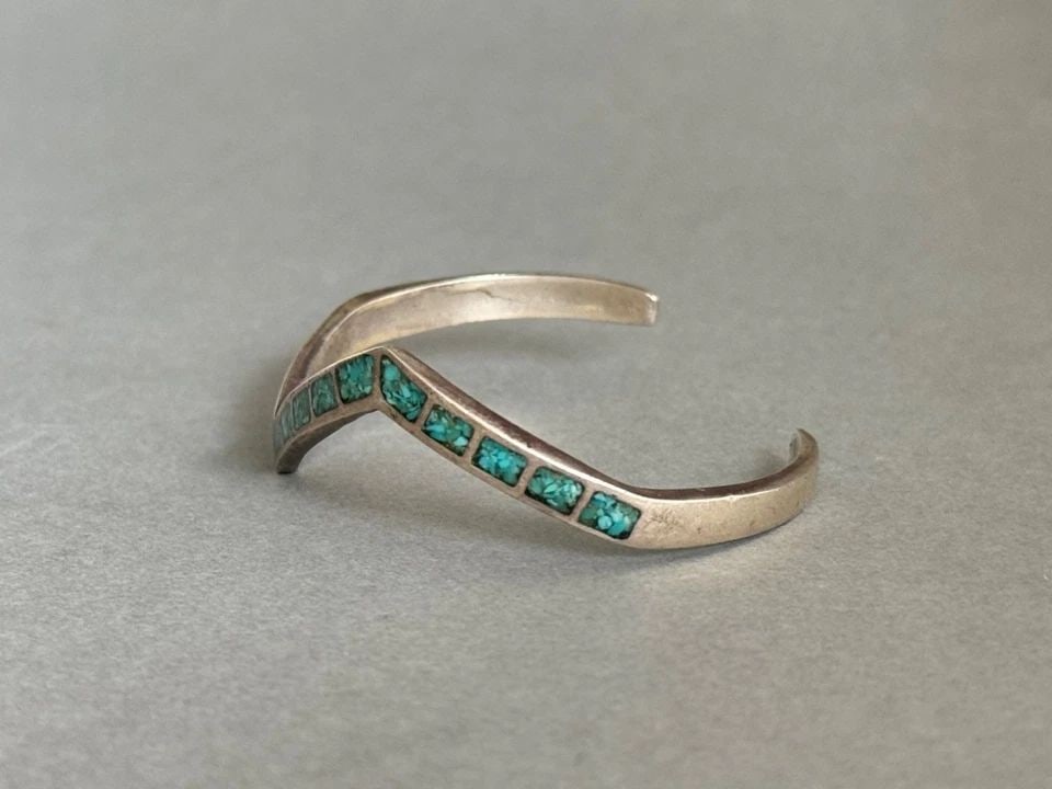 OLD PAWN ZUNI STERLING SILVER WITH TURQUOISE ZIG ZAG BRACELET (1 of 2)