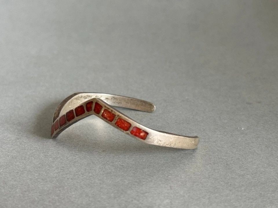OLD PAWN ZUNI STERLING SILVER WITH CORAL ZIG ZAG BRACELET: OLD PAWN ZUNI STERLING SILVER WITH CORAL ZIG ZAG BRACELET Vintage Zuni Sterling Silver with Coral Zig Zag Bracelet ..3/8" wide ..5" Inside with a 1 1/4" Opening ..