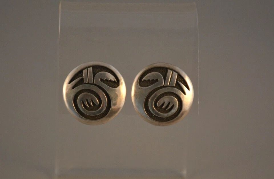 VTG HOPI INDIAN SILVER OVERLAY EARRINGS - BIRD WING SPIRAL DESIGN - KEVIN TAKALA: VTG HOPI INDIAN SILVER OVERLAY EARRINGS - BIRD WING SPIRAL DESIGN - KEVIN TAKALA Item Description: This beautiful pair of vintage sterling silver earrings have been crafted by Hopi artist Kevin Takala