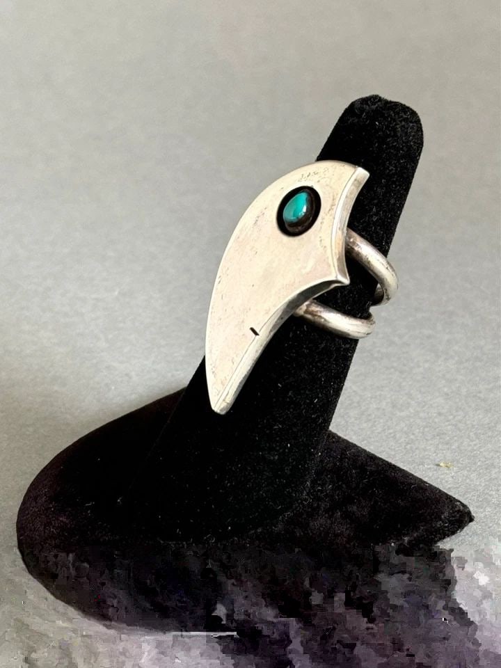 VINTAGE NAVAJO STERLING SILVER WITH TURQUOISE RING. SIGNED HK. SIZE 6 (1 of 2)