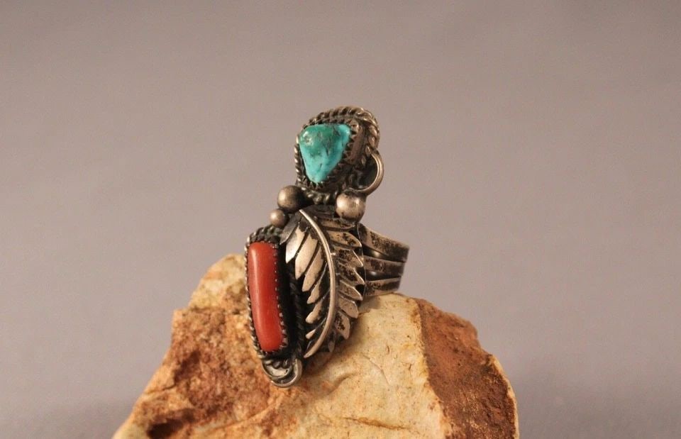 OLD PAWN NAVAJO STERLING SILVER AND TURQUOISE RING SIZE 7: OLD PAWN NAVAJO STERLING SILVER AND TURQUOISE RING SIZE 7 Item Description: 1 3/4" tall