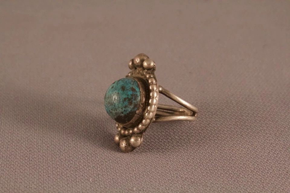 OLD PAWN NAVAJO STERLING SILVER AND TURQUOISE RING SIZE 5 1/2: OLD PAWN NAVAJO STERLING SILVER AND TURQUOISE RING SIZE 5 1/2 Item Description: 1 1/8" tall Great Old Navajo Pawn Ring Great Turquoise