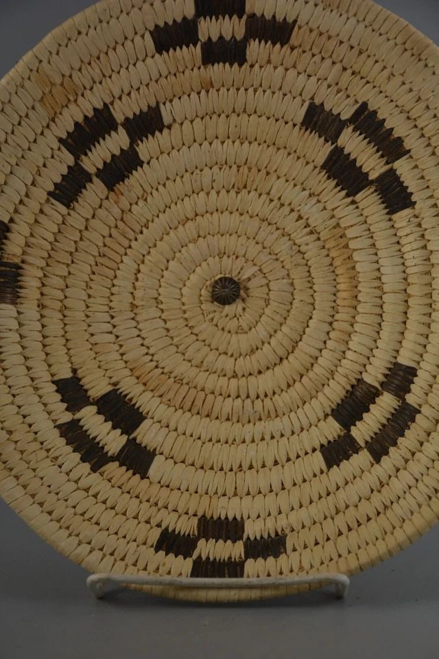 VINTAGE PAPAGO TOHONO O'ODHAM INDIAN BASKET - CROSS DESIGN SILVER CONCHO BUTTON (1 of 2)