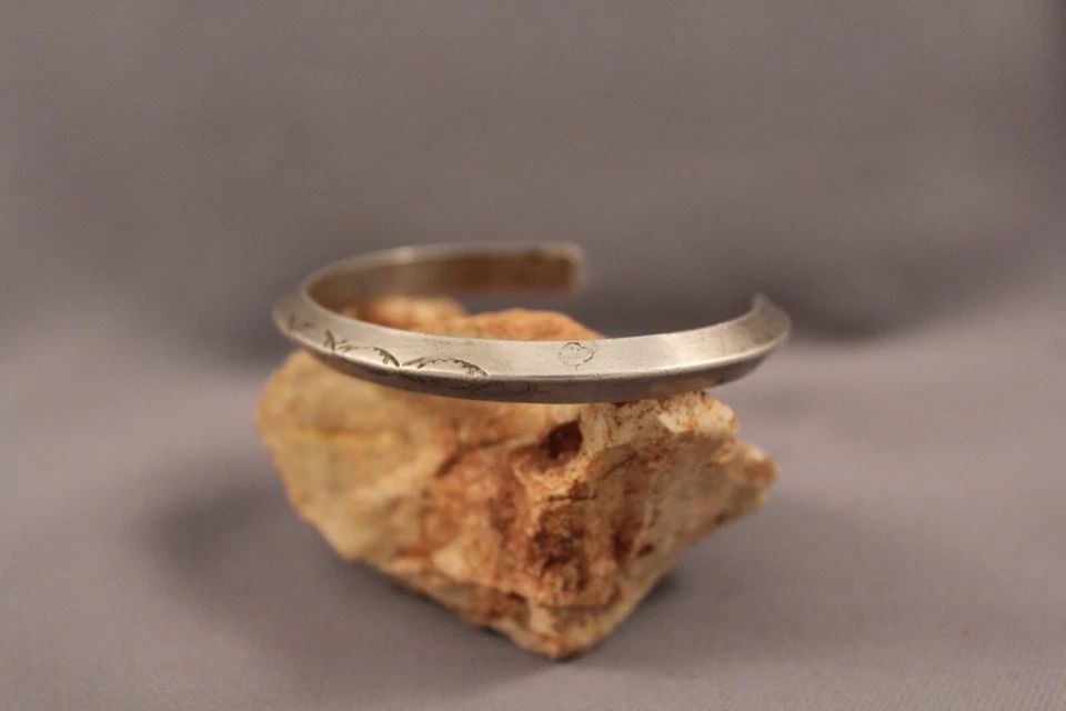 OLD PAWN NAVAJO SOLID STERLING SILVER HANDSTAMPED TRIANGULAR BRACELET - 6 5/8": OLD PAWN NAVAJO SOLID STERLING SILVER HANDSTAMPED TRIANGULAR BRACELET - 6 5/8" Item Description: Nice Old Pawn Navajo Bracelet ..1/4 " wide ..5 1/4 inside measurment With an Opening of 1 3/8"