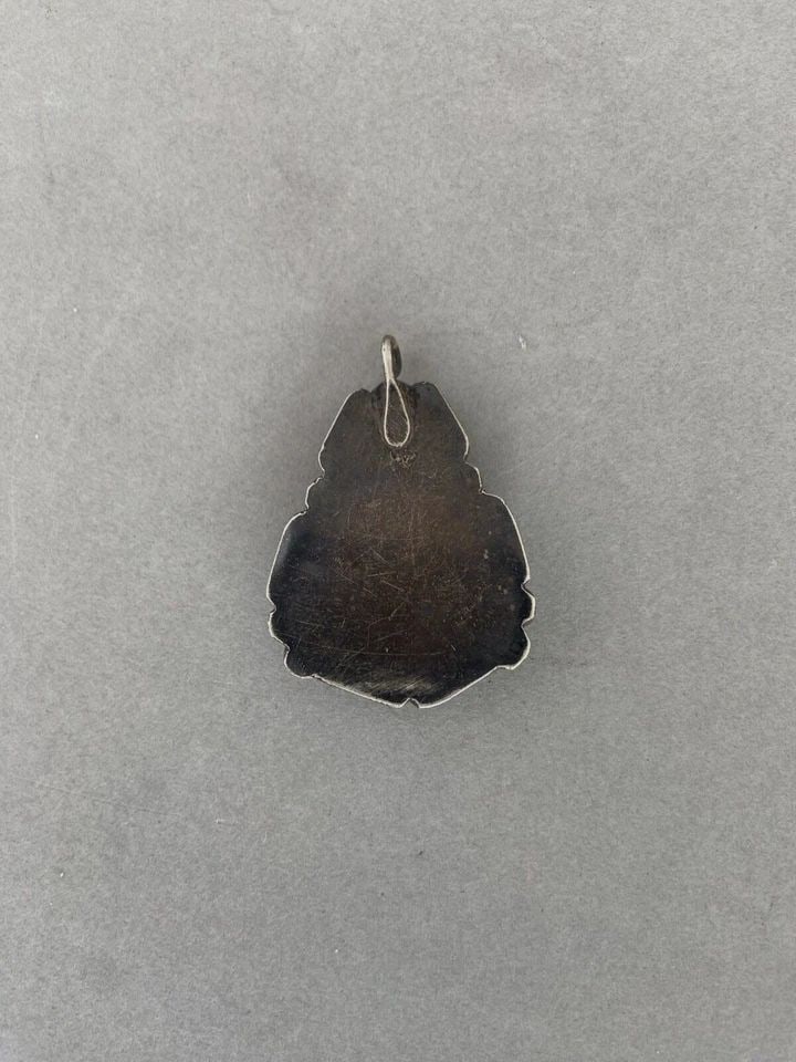 OLD PAWN NAVAJO STERLING SILVER ONYX PENDANT - TEAR DROP - 1.5" TALL: OLD PAWN NAVAJO STERLING SILVER ONYX PENDANT - TEAR DROP - 1.5" TALL This vintage Navajo sterling silver pendant has a beautifully shaped and polished black onyx stone. The teardrop shaped stone is se