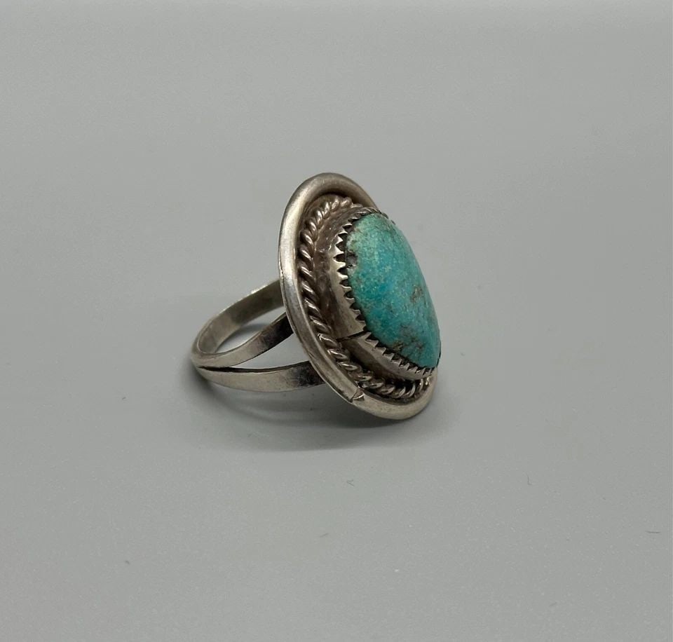 OLD PAWN NAVAJO STERLING SILVER AND TURQUOISE RING SIZE 7: OLD PAWN NAVAJO STERLING SILVER AND TURQUOISE RING SIZE 7 Item Description: 1" Tall