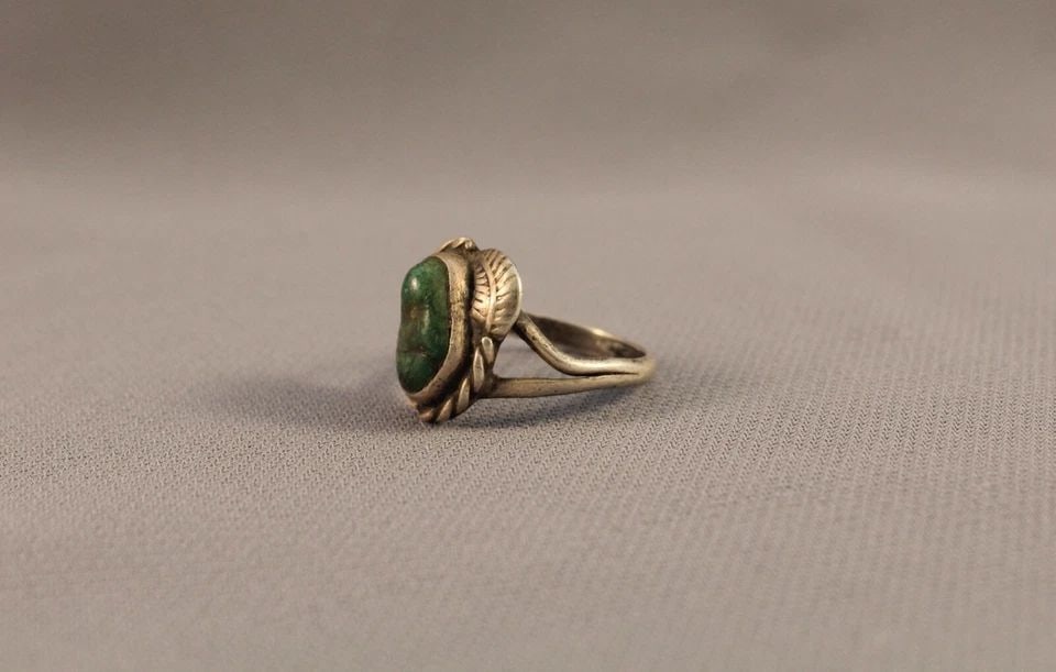 OLD PAWN NAVAJO STERLING SILVER AND TURQUOISE RING SIZE 6: OLD PAWN NAVAJO STERLING SILVER AND TURQUOISE RING SIZE 6 Item Description: 5/8" Tall