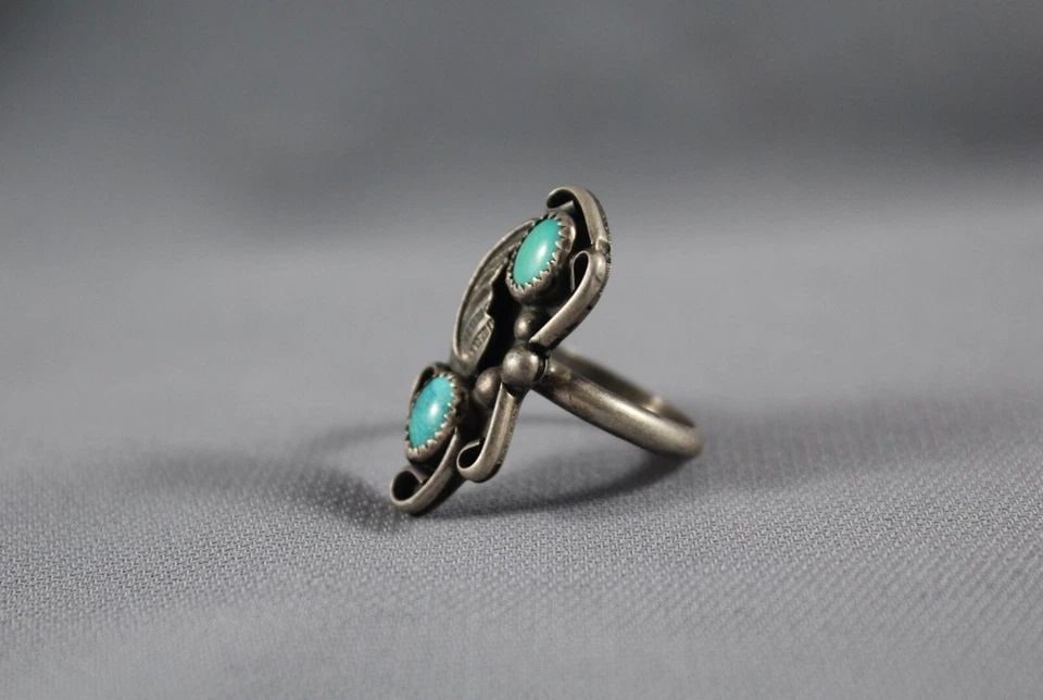 OLD PAWN NAVAJO STERLING SILVER AND TURQUOISE RING SIZE 6: OLD PAWN NAVAJO STERLING SILVER AND TURQUOISE RING SIZE 6 Item Description: 1 1/8” tall