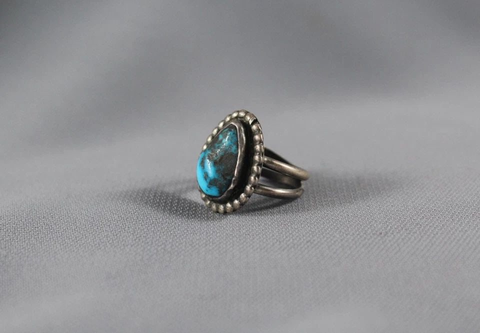 OLD PAWN NAVAJO STERLING SILVER AND TURQUOISE RING SIZE 3 3/4 (1 of 2)