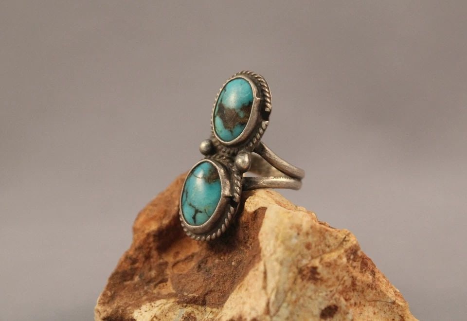 OLD PAWN NAVAJO STERLING SILVER AND TURQUOISE RING SIZE 6: OLD PAWN NAVAJO STERLING SILVER AND TURQUOISE RING SIZE 6 Item Description: 1 1/4” tall