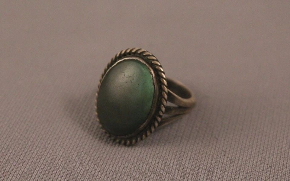 OLD PAWN NAVAJO STERLING SILVER TURQUOISE RING SIZE 7: OLD PAWN NAVAJO STERLING SILVER TURQUOISE RING SIZE 7 Item Description: 7/8" tall Nice Old Pawn Navajo Ring ..Size 7
