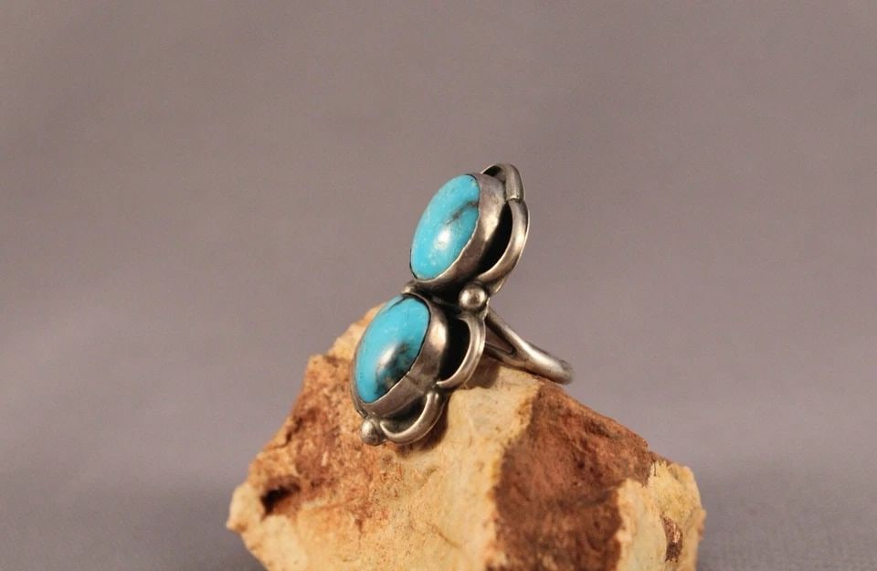 OLD PAWN NAVAJO STERLING SILVER AND TURQUOISE RING SIZE 6: OLD PAWN NAVAJO STERLING SILVER AND TURQUOISE RING SIZE 6 Item Description: 1 3/8 " tall P