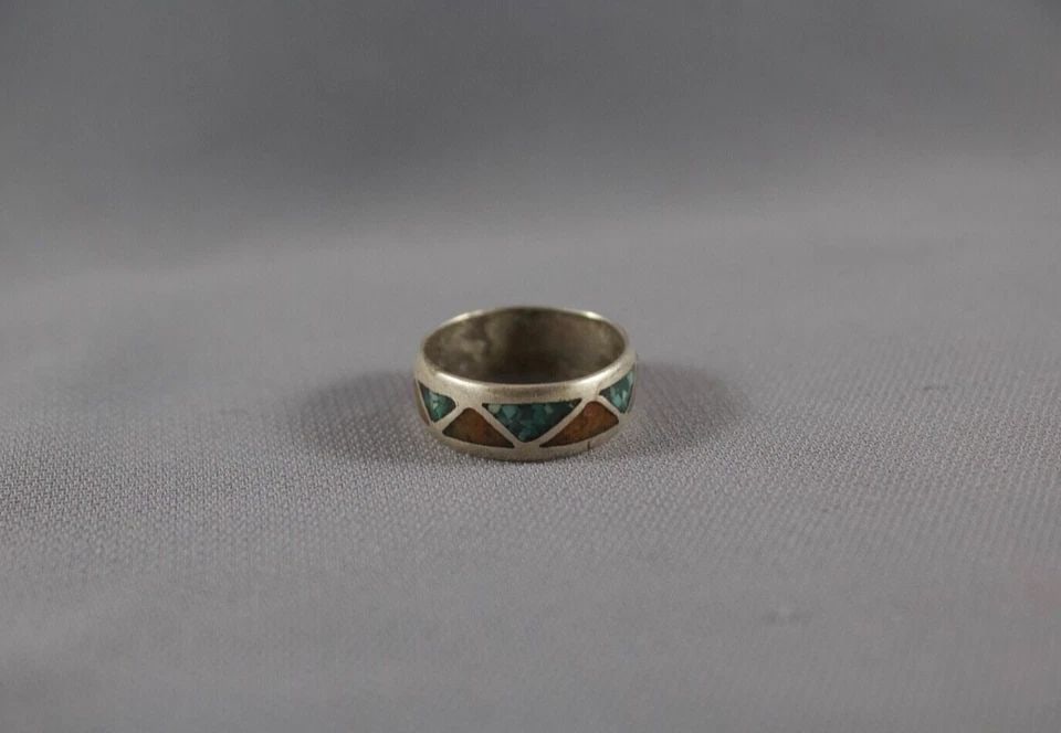 VINTAGE NAVAJO TURQUOISE AND CORAL RING SIZE 7 1/4: VINTAGE NAVAJO TURQUOISE AND CORAL RING SIZE 7 1/4 Item Description: 1/4” tall P