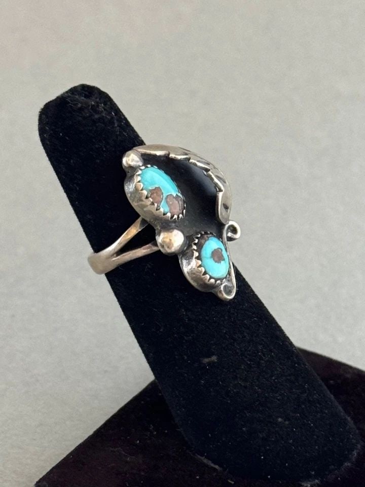 VINTAGE NAVAJO STERLING SILVER AND TURQUOISE RING SIZE 4 3/4 (1 of 2)